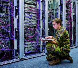 Im Cyber Lehrgang bildet die Schweizer Armee Cyber Spezialistinnen und Spezialisten aus.