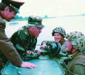 Oberst Don Stovall, ein ausgewiesener Kenner der US-Streitkräfte, der in den MM der USA Dienst leistete. Hier bei einer Beobachtermission an der Elbe unweit von Magdeburg, im Gespräch mit sowjetischen Pioniersoldaten.