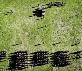 Zählt die Armee jetzt 1 000 000 Mann? Log Bat bei der Standartenübernahme.