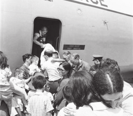 Südvietnamesische Flüchtlinge stürmen eine C-141 Starlifter-Maschine, um vom Luftstützpunkt Tan Son Nhut bei Saigon evakuiert zu werden. Kurz danach wurde der Luftstützpunkt gesperrt.