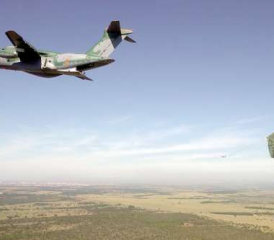 Frachtabwurf einer KC-390.