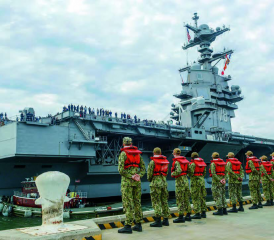 Die USS «Gerald Ford» (CVN-78) macht nach einer Testfahrt im Marinestützpunkt von Norfolk fest.