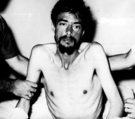 Der im Schwarzwald geborene Dieter Dengler galt als besonders zäh. Die Erlebnisse des 2. Weltkrieges während seinen Jugendjahren hatten ihn physisch und psychisch gestählt. Wohl deswegen gelang ihm die Flucht aus einem Lager und er überlebte eine fast 6-monatige Odyssee durch den Dschungel von Laos, von 77 auf 44 kg abgemagert.