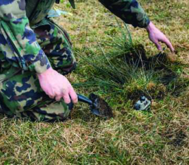 Ein seismischer Sensor wird vergraben.