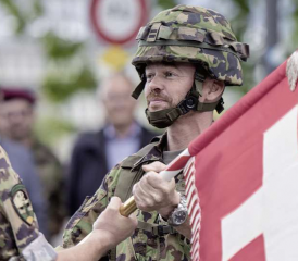 Dem Kdt Mech Br 1, Br Mathias Tüscher, übergibt Daniel Spillmann, Kdt Aufkl Bat 1, die Standarte seines Bataillons. Daniel Spillmann war bis 31.12.18 Chef Lehrgänge an der Gst S. Seit 1.1.19 ist er ZSO des Kommandanten Heer, Br René Wellinger.