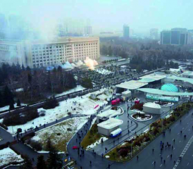 Demonstraten vor dem Rathaus in Almaty.