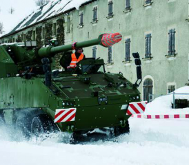 Das AGM Artillery Gun Module (155 mm) mit der Piranha-Trägerplattform.