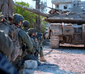 Gaza, ganz im Süden: Panzergrenadiere hinter einem Kampfpanzer Merkawa.