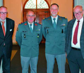 Von links: Autor Hans Luginbühl, Präsident VSK Oberst Gregor Kramer, Oberst Daniel Bosshard und Autor Dr. Jürg Stüssi-Lauterburg.