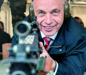 Ueli Maurer trifft auf 300 Meter.