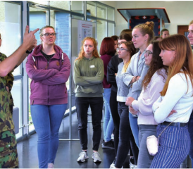Der Orientierungstag bietet Frauen die Möglichkeit, sich über den für sie freiwilligen Militärdienst zu informieren. Bilder: VBS