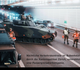 Nächtliche Verkehrskontrolle im Bubenholztunnel durch die Kantonspolitzei Zürich, unterstützt durch eine Panzergrenadierkompanie.