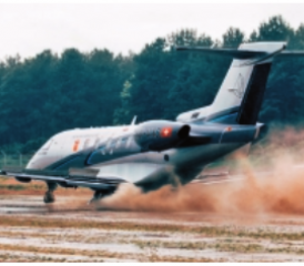 Landung einer Pilatus PC-24 auf einer unbefestigten Piste.