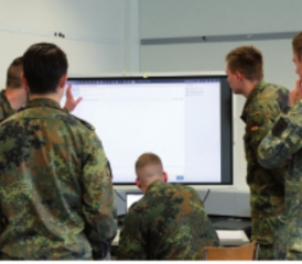 Offiziersanwärter bei der Analyse.