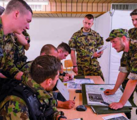 Die aufgeregten Kompaniekommandanten beim Abspracherapport um 7 Uhr morgens.