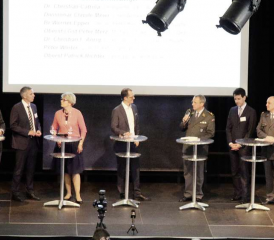 Gruppenbild mit acht Männern und Nationalrätin Eichenberger.