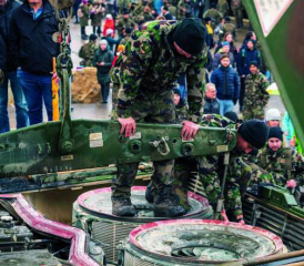 Bild: Fachof Fabio Müller Die Logistikkompanie tauscht mit einem Büffel den Motor eines Leopard-Panzers aus.