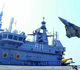 Indisches Kampfflugzeug LCA landet als erstes Flugzeug auf dem Flugzeugträger INS Vikrant.