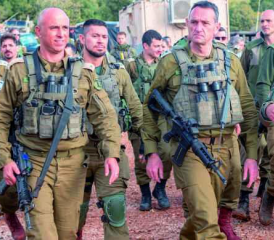 Bilder: IDF Inspektion in Galiläa. Generalmajor Ori Gordon (links), Kdt Nordfront, mit Herzl Halevi, dem Generalstabschef. Beide tragen das Standard-Sturmgewehr. Direkt hinter Gordin einer der Fallschirmjäger, die Halevi schützen, erkennbar an den rotbraunen Kampfstiefeln.