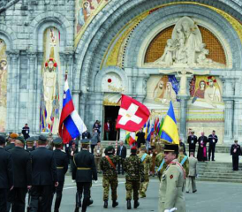 Armeeangehörige aus der ganzen Welt pilgern jedes Jahr nach Lourdes, um gemeinsam für den Frieden zu beten.