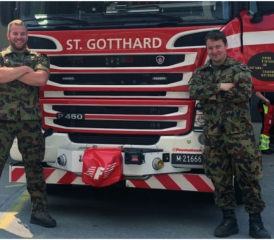 Oblt Salomon Zehnder und Wm Martin Boner vor einem Fahrzeug der Schadenwehr Gotthard.