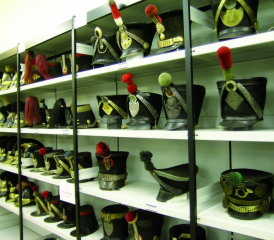 Blick in die von der Stiftung HAM betreuten Sammlungen des historischen Materials der Schweizer Armee.