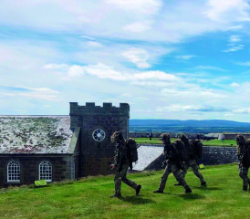 Am Tage meines Besuches auf Fort George übten diese Kadetten der britischen Armee das Marschieren im Gelände.