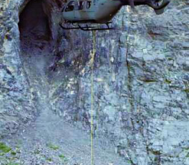 Der Eurocopter EC635 holt gesammelte Abfälle ab.