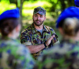 Berufsunteroffiziere befähigen die Miliz, die Soldaten selbst auszubilden (Symbolbild).