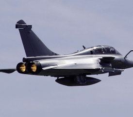 Der Rafale-Doppelsitzer kurz nach dem Start zu einem Erprobungsflug.