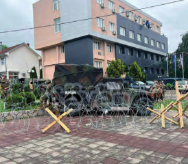 KFOR-Einheiten haben Ende Mai die Gemeindeverwaltung in Zvecan gehärtet und ihre Präsenz erhöht, um Eskalationen bei der Einführung neuer Bürgermeister zu verhindern.