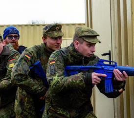 Bundeswehrsoldaten bei einer Orts- und Häuserkampfübung mit der US Army.