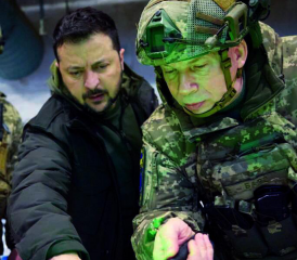 Präsident Selenskyj mit dem neuen Generalstabschef Generaloberst Syrskyj.