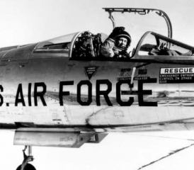 Chuck Yeager im Cockpit der Lockheed NF-104, die mit einem zusätzlichen Raketentriebwerk ausgerüstet war und Höhen von über 35 000 Meter über Meer erreichen konnte.