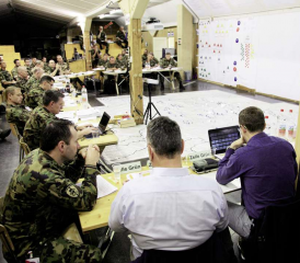 Im Kriegsspiel LU 17 versuchen ROT (Gegenseite), GRÜN (Zivile Behörden) und BLAU (Armee) im Rollenspiel, die Planung BLAU zu überprüfen.