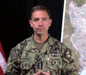 Admiral Brad Cooper, Befehlshaber des US Centcom, rechts auf der Karte hell erkennbar Nordwest-Iran mit dem Kaspischen Meer. Links und oben Irak.
Bild: USN