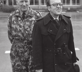 KKdt Rudolf Blocher und BR Kurt Furgler vor der Kaserne Bülach.
