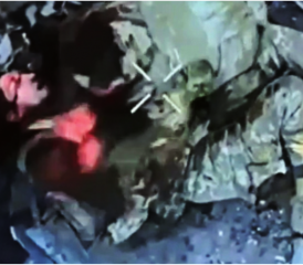 Der brutale Messerkampf zwischen einem russischen und ukrainischen Soldaten wurde auch von einer Überwachungsdrohne aufgezeichnet.