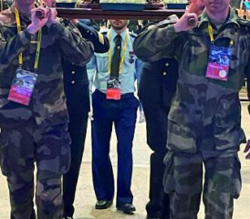 Der Reliquienschrein der Hl. Bernadette Soubirous wird hineingetragen.