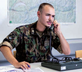 Das Voice System der Armee, das VSdA, sichert die Führungsfähigkeit der Armee. Denn ein reibungsloser und abhörsicherer Austausch vertraulicher Informationen über alle Lagen hinweg ist das A und O eines militärischen Einsatzes.