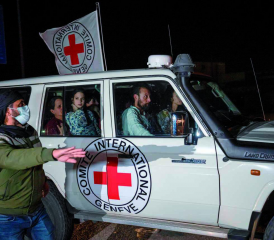 Ein Fahrzeug des IKRK transportiert israelische Geiseln.