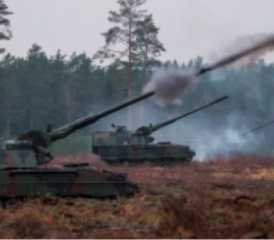 PzH2000 im scharfen Schuss.