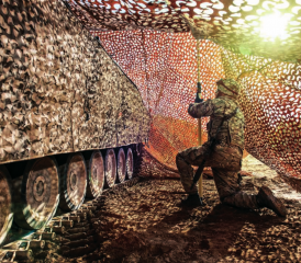 Blick von Innen: Ein Soldat baut das Barracuda Tarnsystem auf, um ein Fahrzeug zu tarnen.