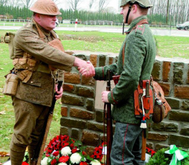 Die unerlaubte Verbrüderung von 1914 wird an Gedenkfeiern in historischen Uniformen nachgespielt.