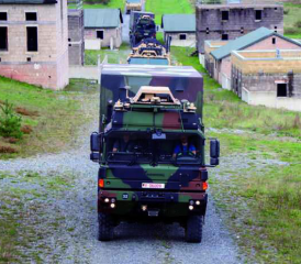 Im Konvoi unterwegs. Hier im Bild: zwei HX2-LKW, die jeweils mit einem Autonomie-Kit ausgerüstet sind und sich wechselseitig in einem Leader-Follower-Prinzip folgen.