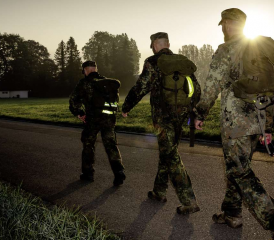 Die letzten Kilometer sind zu absolvieren. Die Marschgruppe der Unteroffiziersschule des deutschen Heeres.