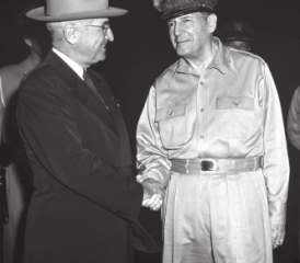 15. Oktober 1950, Insel Wake. Der ominöse Handschlag zwischen Truman und MacArthur. Dieser hätte den Präsidenten militärisch grüssen müssen.