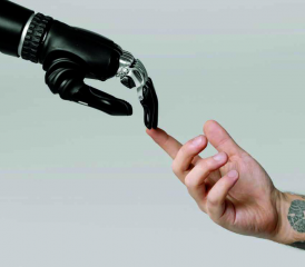 Ob Roboter dazu in der Lage sein sollten, selbstständig Entscheide über das Leben und den Tod von Menschen zu entscheiden, ist eine ethisch diskutierte Konfliktfrage.