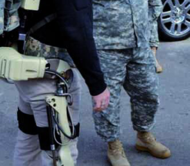 Exoskelette können im militärischen Umfeld dazu dienen, grosse Lasten zu transportieren oder lange Distanzen zurückzulegen.