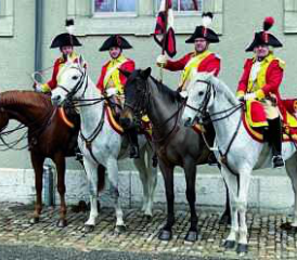 Historisch und feierlich: ein Detachement der Berner Dragoner 1779.